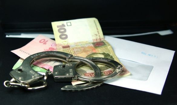 Влаштував зятя на роботу: черкаському посадовцю вручили протокол про корупцію