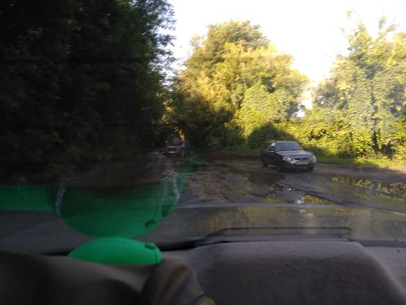 Журналіст показав у мережі фото жахливого стану дороги на Черкащині (ФОТО)