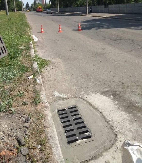 Черкаські комунальники замінили решітки зливових каналізацій