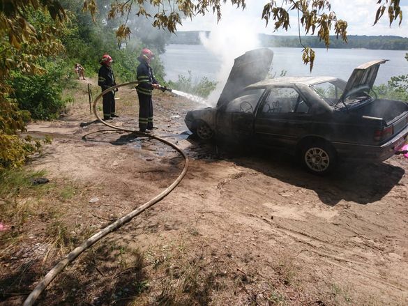 Поблизу Канева загорівся автомобіль (ФОТО)
