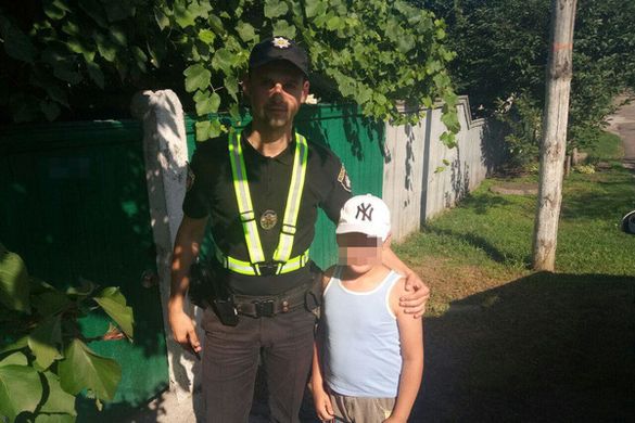 Черкаські патрульні повернули додому хлопчика, який загубився в місті (ФОТО)