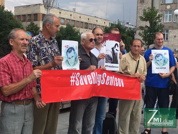 Написали листа до Трампа: у центрі Черкас проходить акція на підтримку Сенцова (ФОТО)
