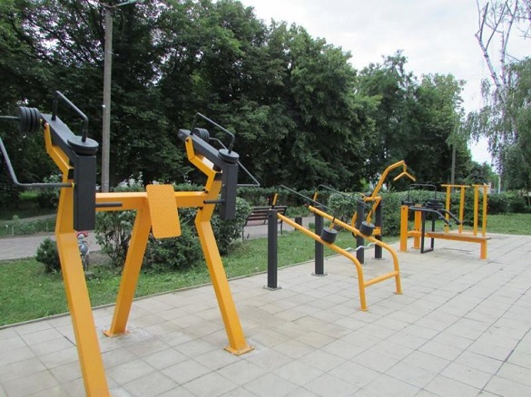 Заняття просто неба: у шполянському парку з'явилися вуличні тренажери (ФОТО)
