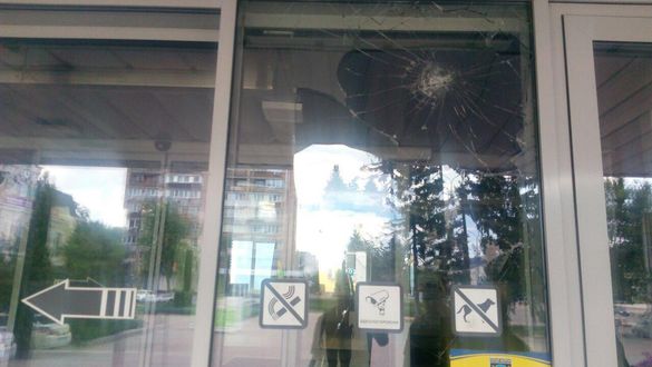 У Черкаській міськраді розбили скло (ФОТО)