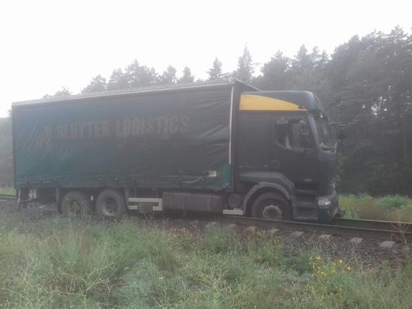 На Черкащині вантажівку викинуло на залізничну колію (ФОТО)