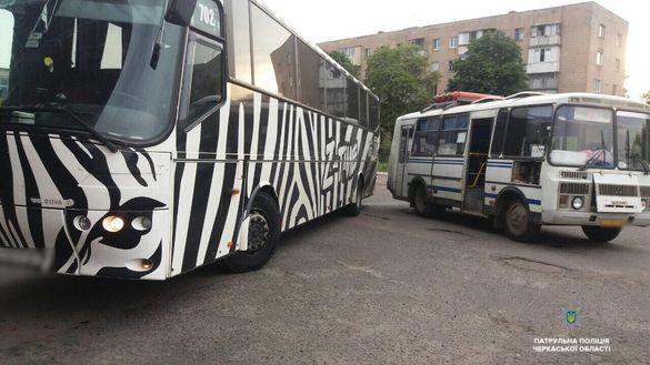 Черкаський водій автобуса скоїв аварію напідпитку (ФОТО)