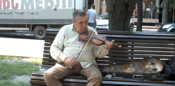 Літній скрипаль грає класичні твори на головній алеї Черкас