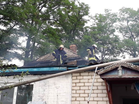 Вогонь знищив покрівлю та домашні речі: у Золотоніському районі сталася пожежа (ФОТО)