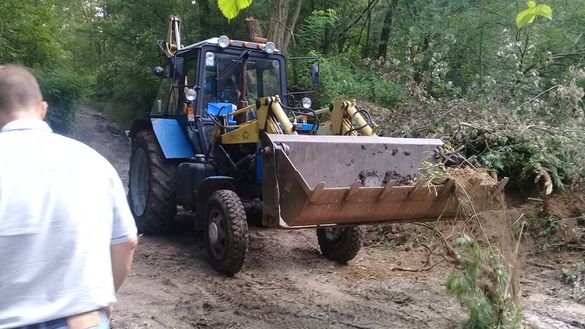 Затоплені поля та розмиті дороги: в одному з сіл Черкащини ліквідовують наслідки стихії (ВІДЕО)