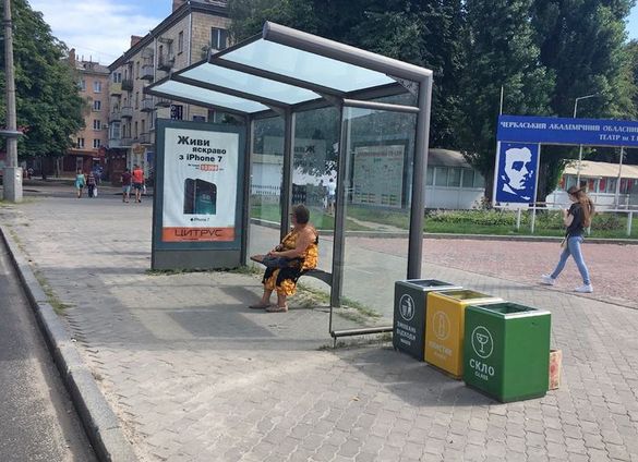 На черкаських вулицях з`явилися нові контейнери для сортування сміття (ФОТО)