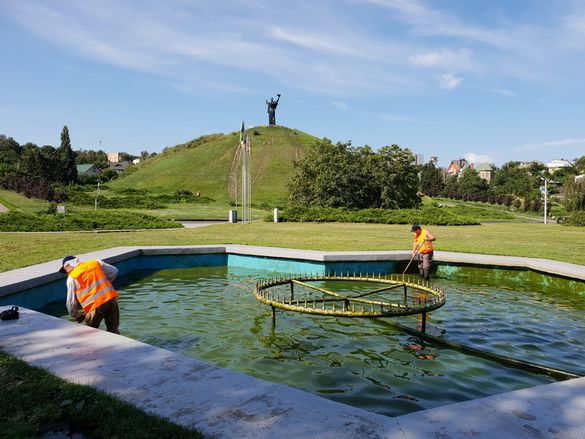 Через спеку черкаські фонтани заростають водоростями (ФОТО)