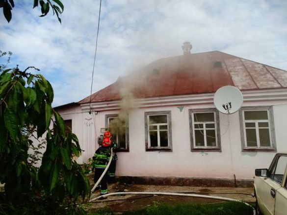 У Костянтинівці загорівся будинок через дитячі ігри з сірниками (ФОТО)