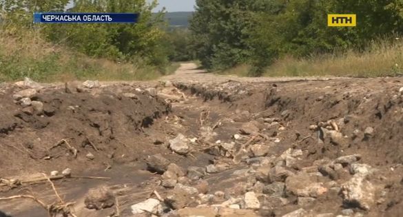 Понад 200 людей на Черкащині залишилися відрізаними від цивілізації через стан дороги (ВІДЕО)