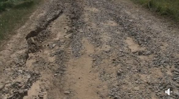 Через розбиту дорогу три черкаські села залишилися без продуктів (ВІДЕО)