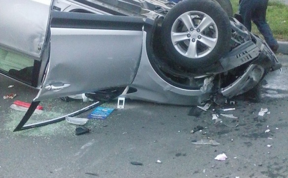 Перекинута, розбита автівка та діти в салоні: у Черкасах сталася жахлива ДТП (ФОТО)