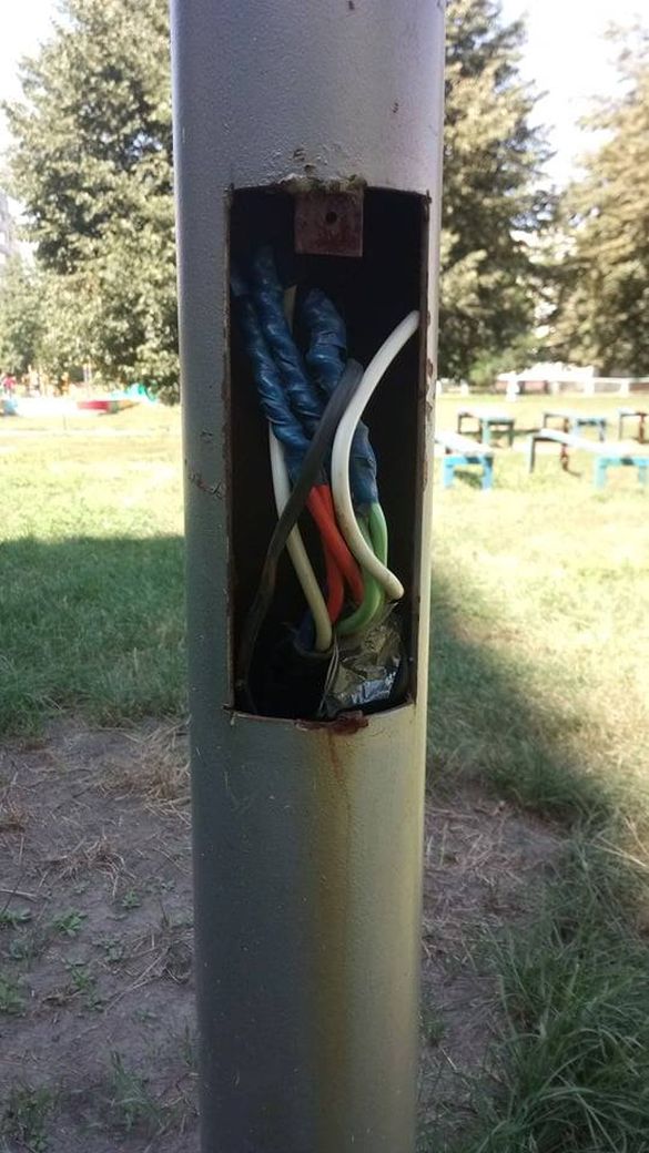 На одній із черкаських вулиць вандали нищать електроопори (ФОТО)