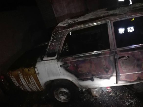 На території черкаського кооперативу загорілася автівка (ФОТО)