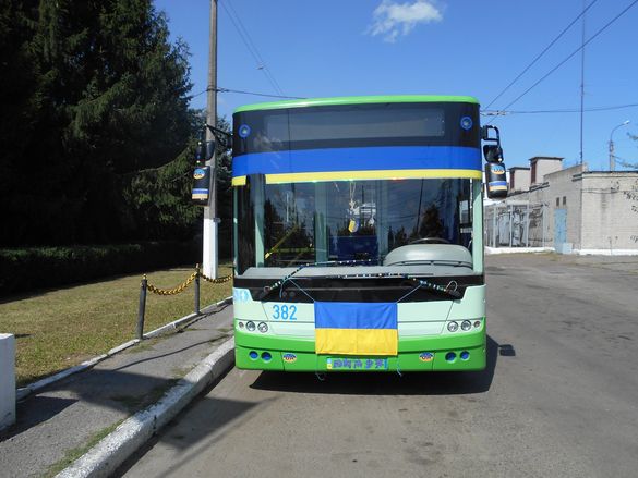 Тролейбуси у Черкасах їздять із синьо-жовтими стягами (ФОТО)