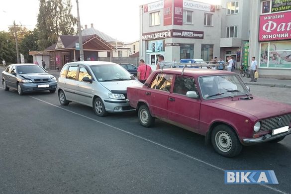 На одній із черкаських вулиць зіштовхнулися три автівки (ФОТО)