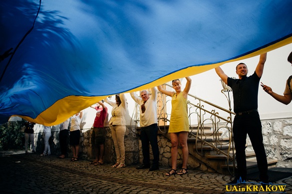 У Кракові близько півсотні людей розгорнули прапор України, переданий Черкаською ОДА (ФОТО)