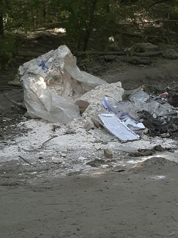 Містяни на одній із вулиць Черкас зробили смітник (фотофакт)