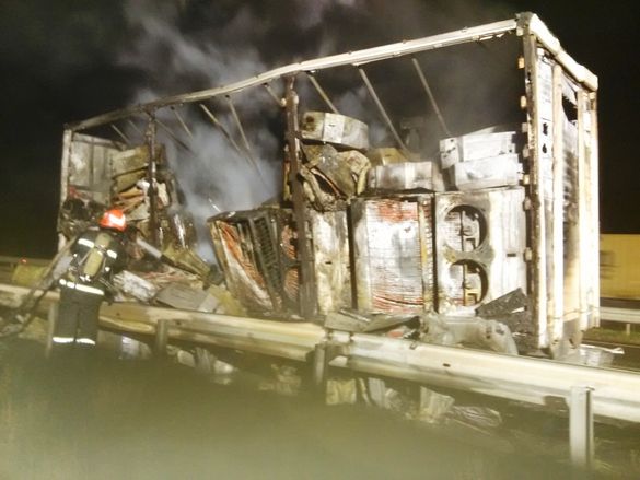 Спалахнула просто під час руху: на автодорозі Черкащини горіла вантажівка (ВІДЕО)