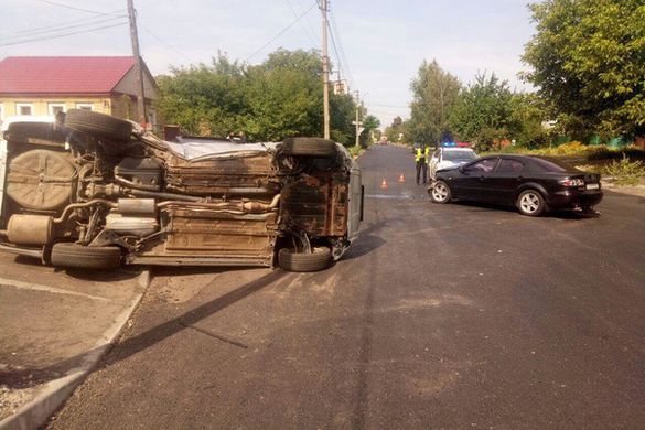 Унаслідок ДТП у Черкасах перекинувся автомобіль, є травмований (ФОТО)