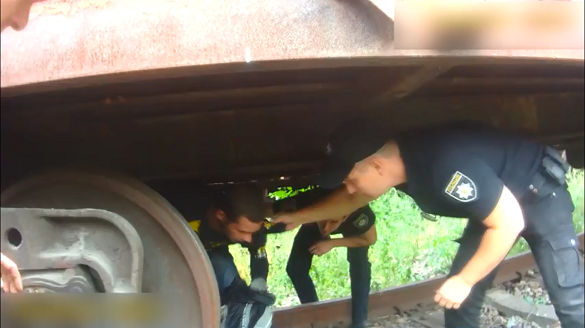 Невдала схованка від поліцейських: у Черкасах грабіжник замаскувався між колесами вагону (ВІДЕО)