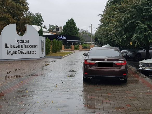 Біля черкаського університету водій припаркувався на тротуарі (ФОТО)