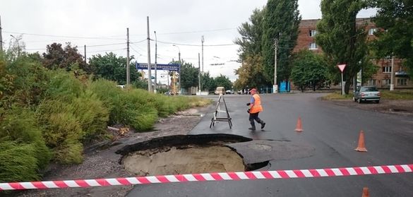 На дорозі однієї з оновлених вулиць у Черкасах утворилося провалля (ФОТО)