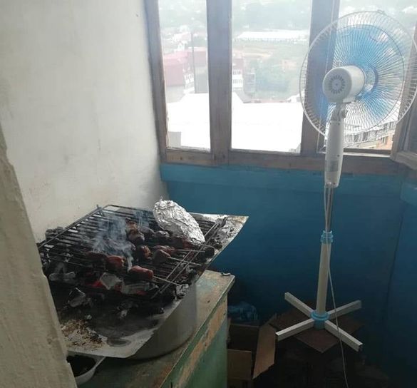 В Умані хасиди смажили м’ясо на балконі (ФОТО)