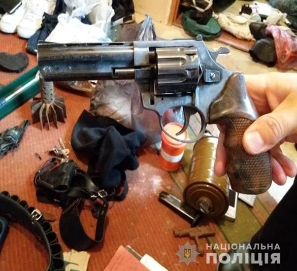 Черкащанин зберігав удома цілий арсенал зброї та два мішки наркотиків (ФОТО)