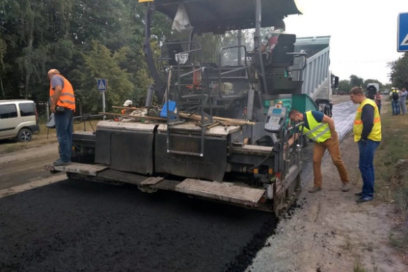 На Черкащині продовжують ремонтувати горезвісну дорогу (ФОТО)