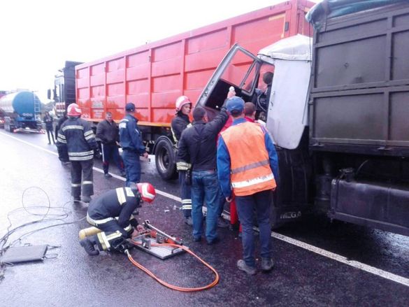 Через ДТП на Черкащині водія затиснуло в салоні вантажівки (ФОТО, ВІДЕО)