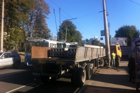 Вантажний автомобіль пошкодив бетонну опору в Черкасах через ДТП (ФОТО)