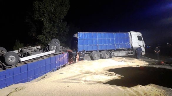 ДТП з переворотом: на Черкащині вантажівка злетіла з траси в кювет