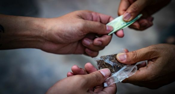 На Черкащині полісмена підозрюють у торгівлі наркотиками