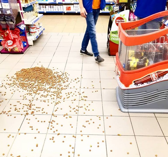 У супермаркеті в Черкасах п'яний чоловік прогрожував усім ножем