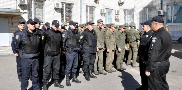 Черкаські поліцейські та нацгвардійці конвоювали затриманих