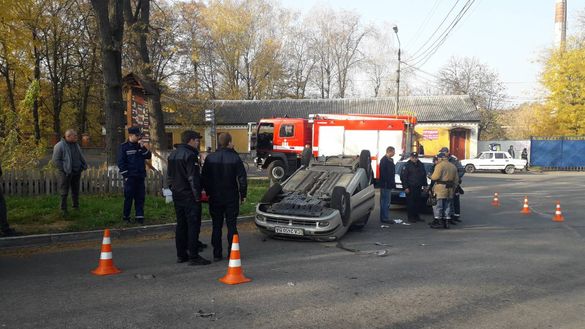 Перекинута автівка: через ДТП на Черкащині водій потрапив до лікарні (ФОТО)