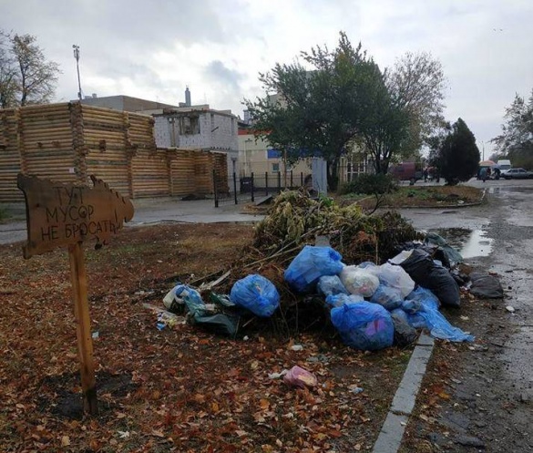 Звичку не змінити: у середмісті Черкас з’явився стихійний смітник (ФОТО)
