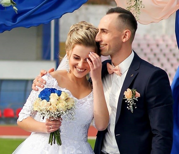 Епатажний черкаський тренер одружився на футбольному полі (ВІДЕО)