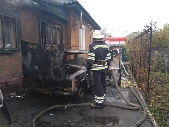 У Черкаській області полум'я охопило автівку та будинок господарів (ВІДЕО)