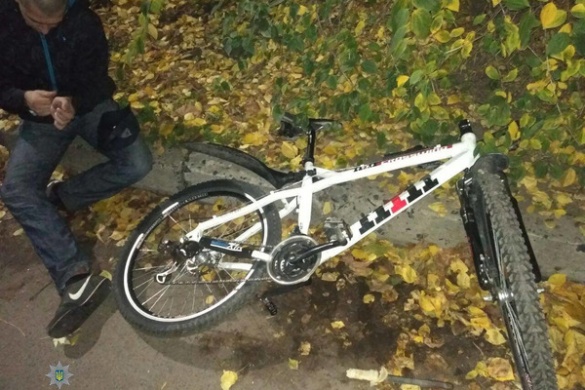У Черкасах травмувався викрадач велосипеда, тікаючи від поліції (ФОТО)