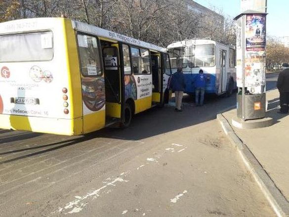 ДТП за участі тролейбуса та маршрутки сталася в Черкасах (ФОТО)