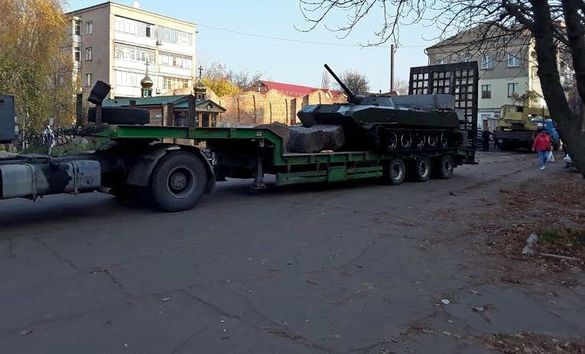 На площі в Черкасах встановлюють танк
