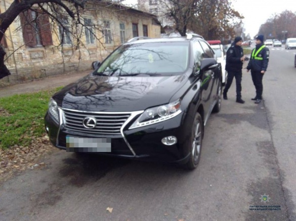 У Черкасах знайшли елітний Lexus, який вкрали у Києві (ФОТО)