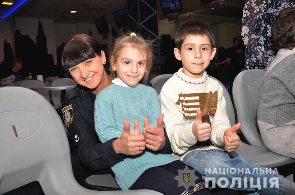 Черкаські поліцейські влаштували сюрприз для дітлахів (ВІДЕО)