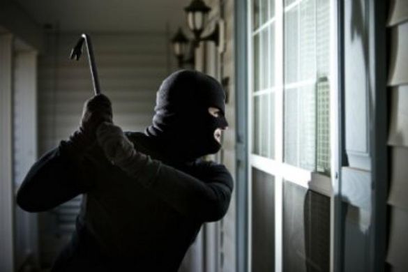 На Черкащині пенсіонер упізнав крадія, коли той тікав через вікно