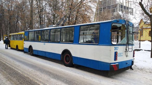 У Черкасах водій маршрутки спричинив ДТП із тролейбусом (ФОТО)